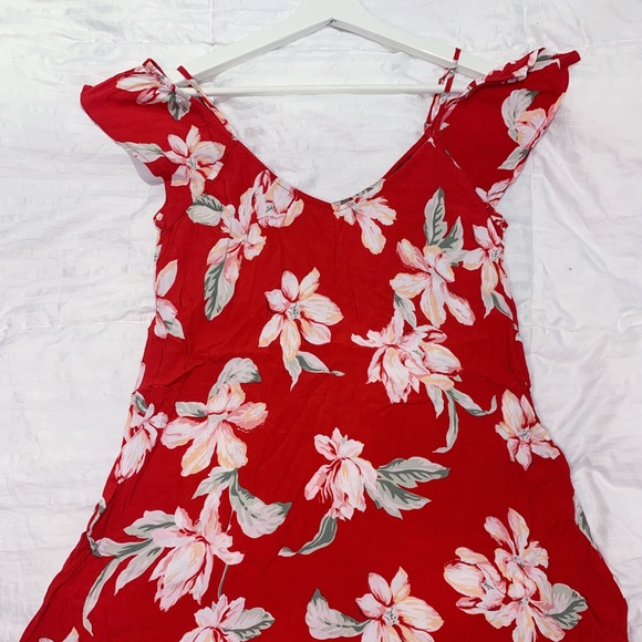 Dresses & Skirts - Red Hawaii dress with flowers